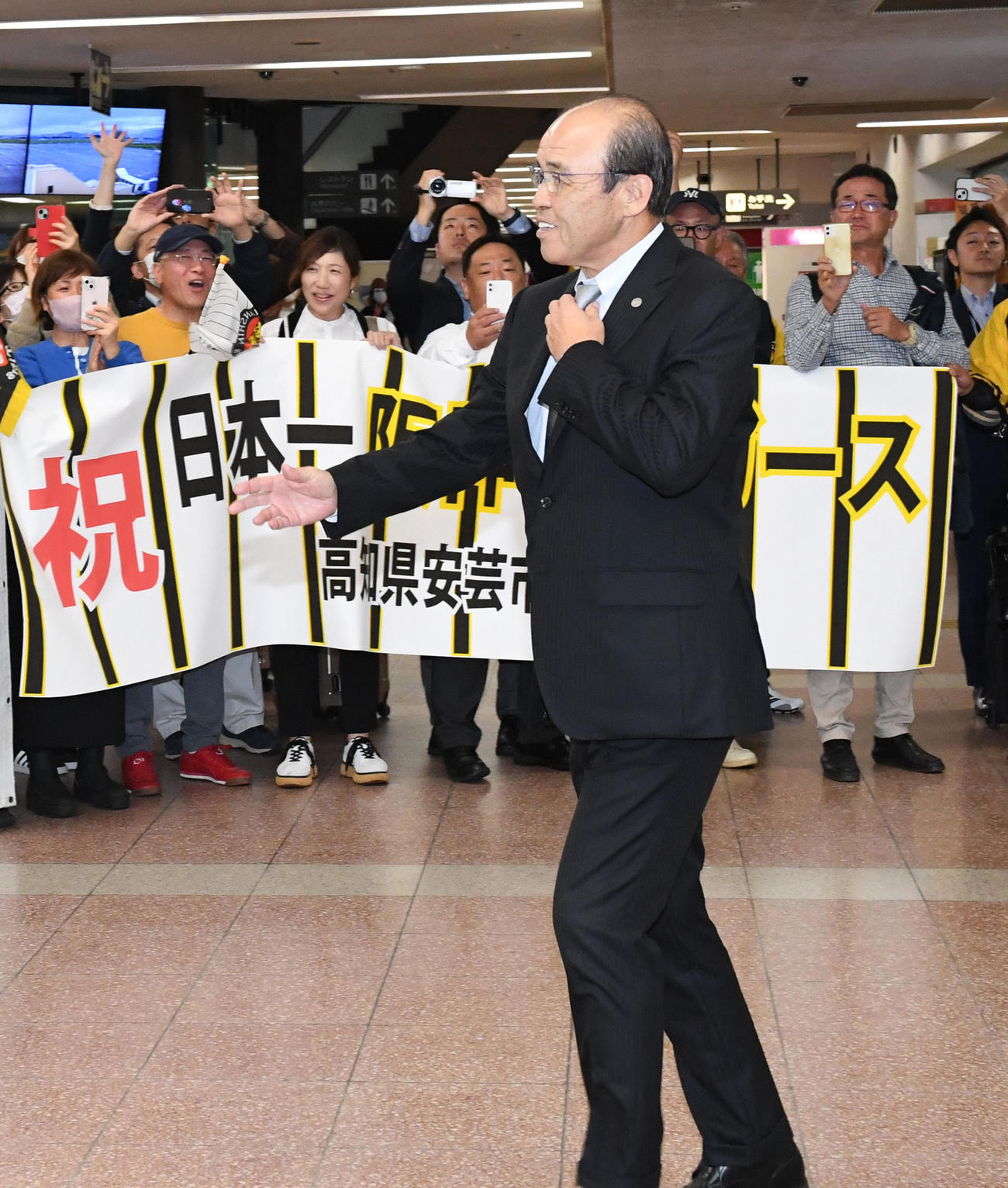 笑顔で高知入りした阪神岡田監督（撮影・前岡正明）