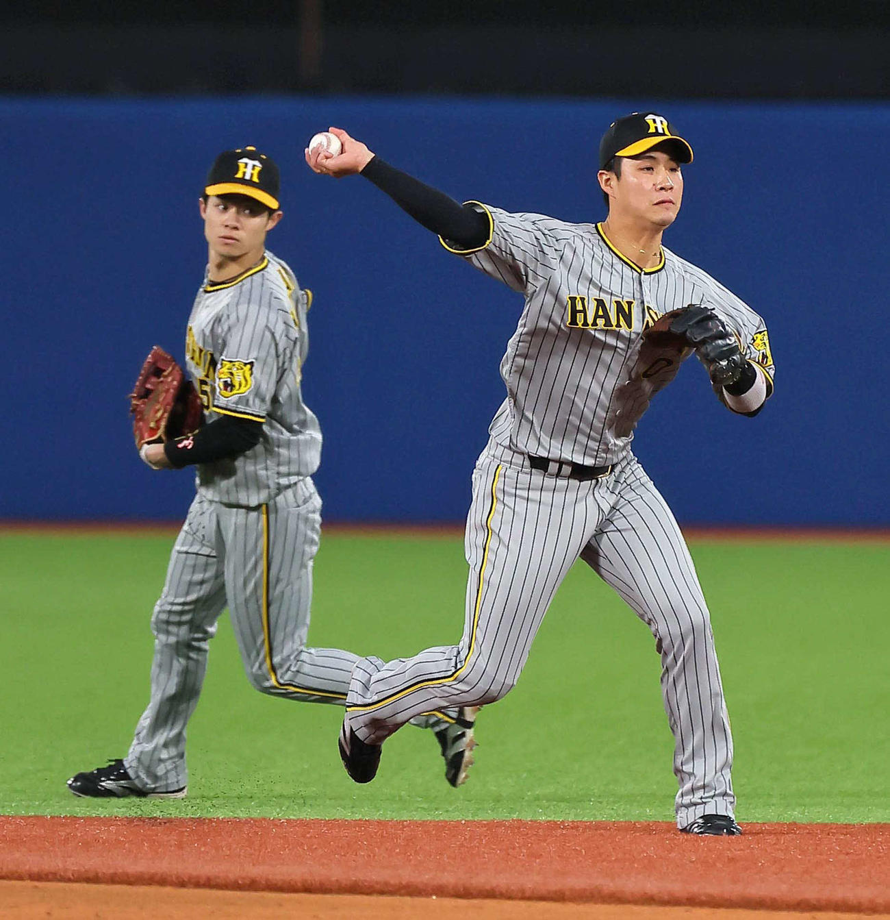 阪神木浪聖也、左は二塁手の中野拓夢（2023年4月撮影）