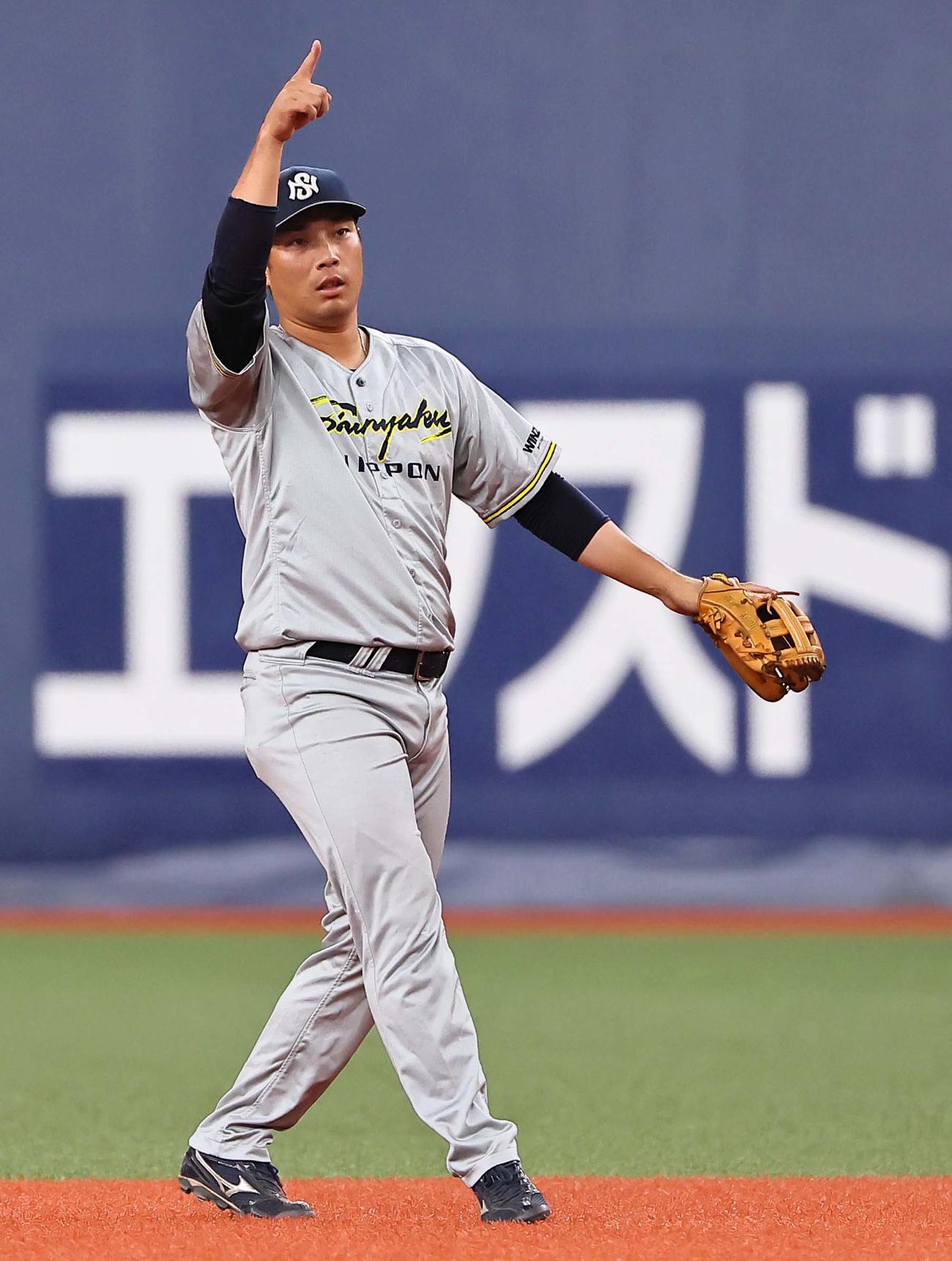 信越硬式野球クラブ対日本新薬　2回表信越硬式野球クラブ1死、山田の二ゴロを軽快にさばく倉本（撮影・上田博志）