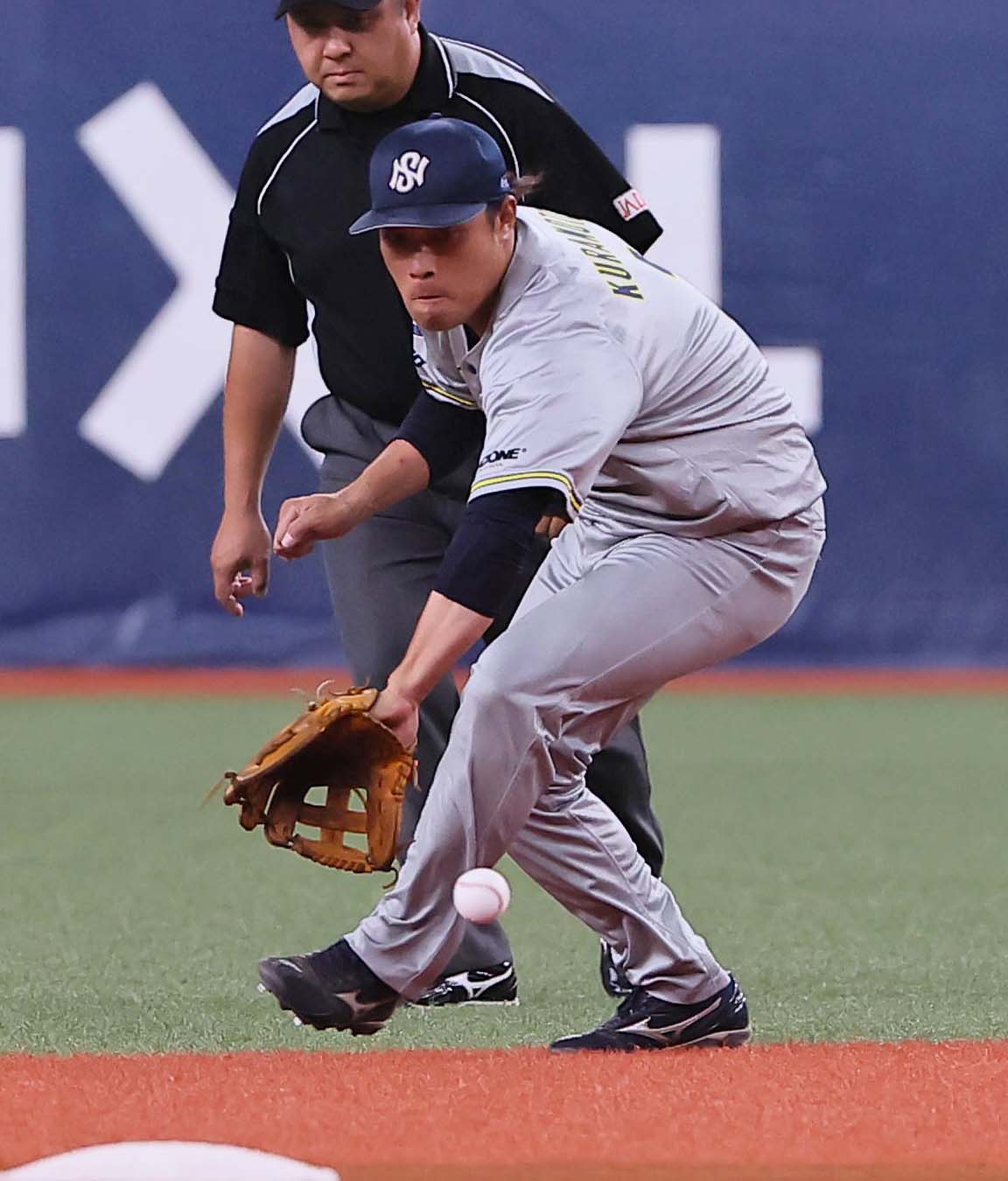 信越硬式野球クラブ対日本新薬　1回表信越硬式野球クラブ1死、川嵜の二ゴロを軽快にさばく倉本（撮影・上田博志）