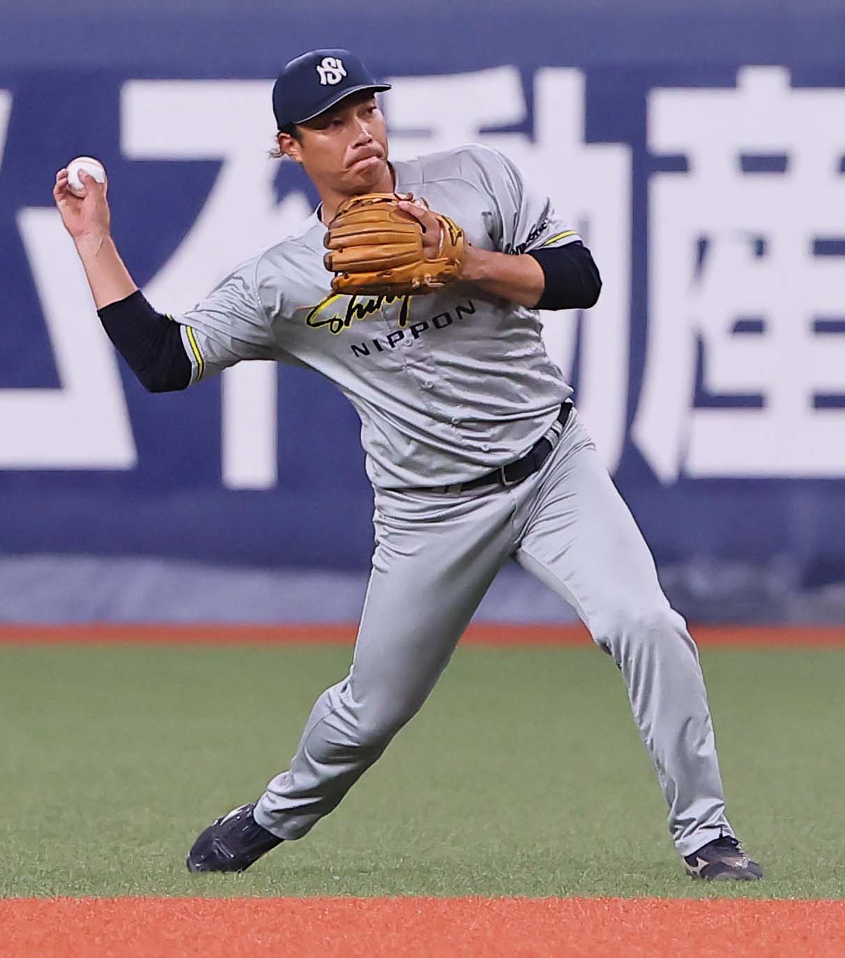 信越硬式野球クラブ対日本新薬　2回表信越硬式野球クラブ1死、山田の二ゴロを軽快にさばく倉本（撮影・上田博志）
