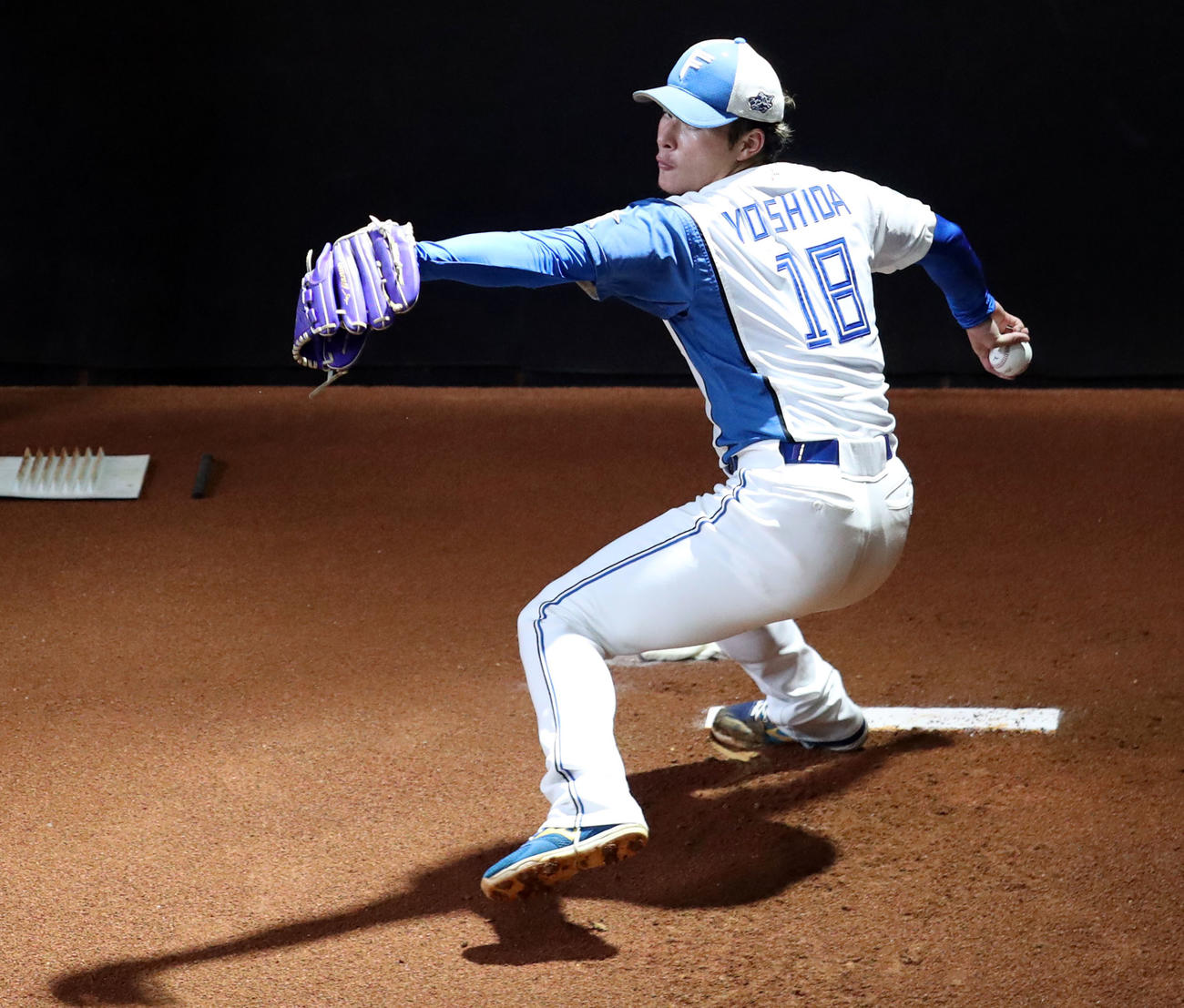 ブルペンで投球練習をする日本ハム吉田（撮影・佐藤翔太）