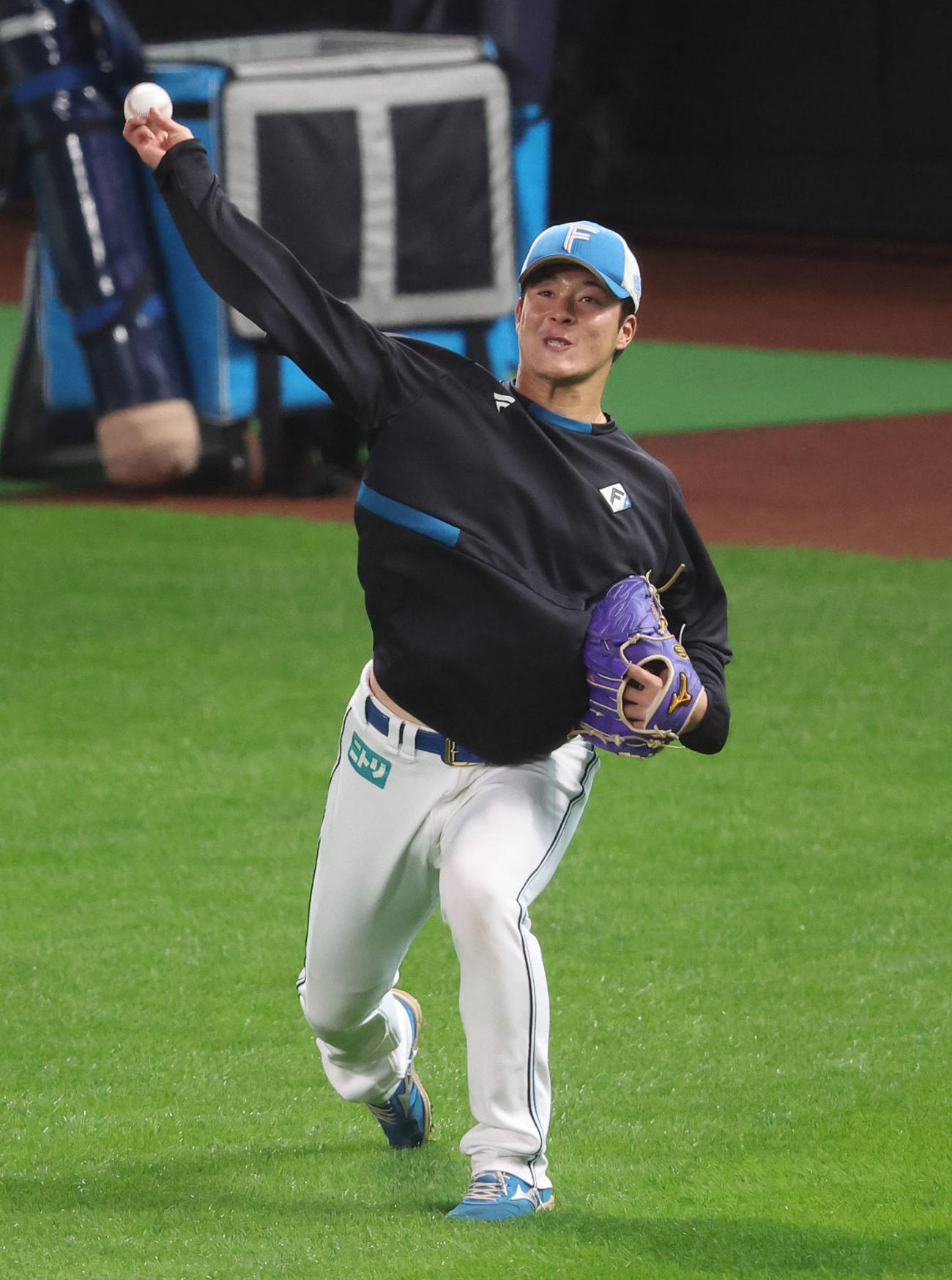 キャッチボールをする日本ハム吉田（撮影・佐藤翔太）