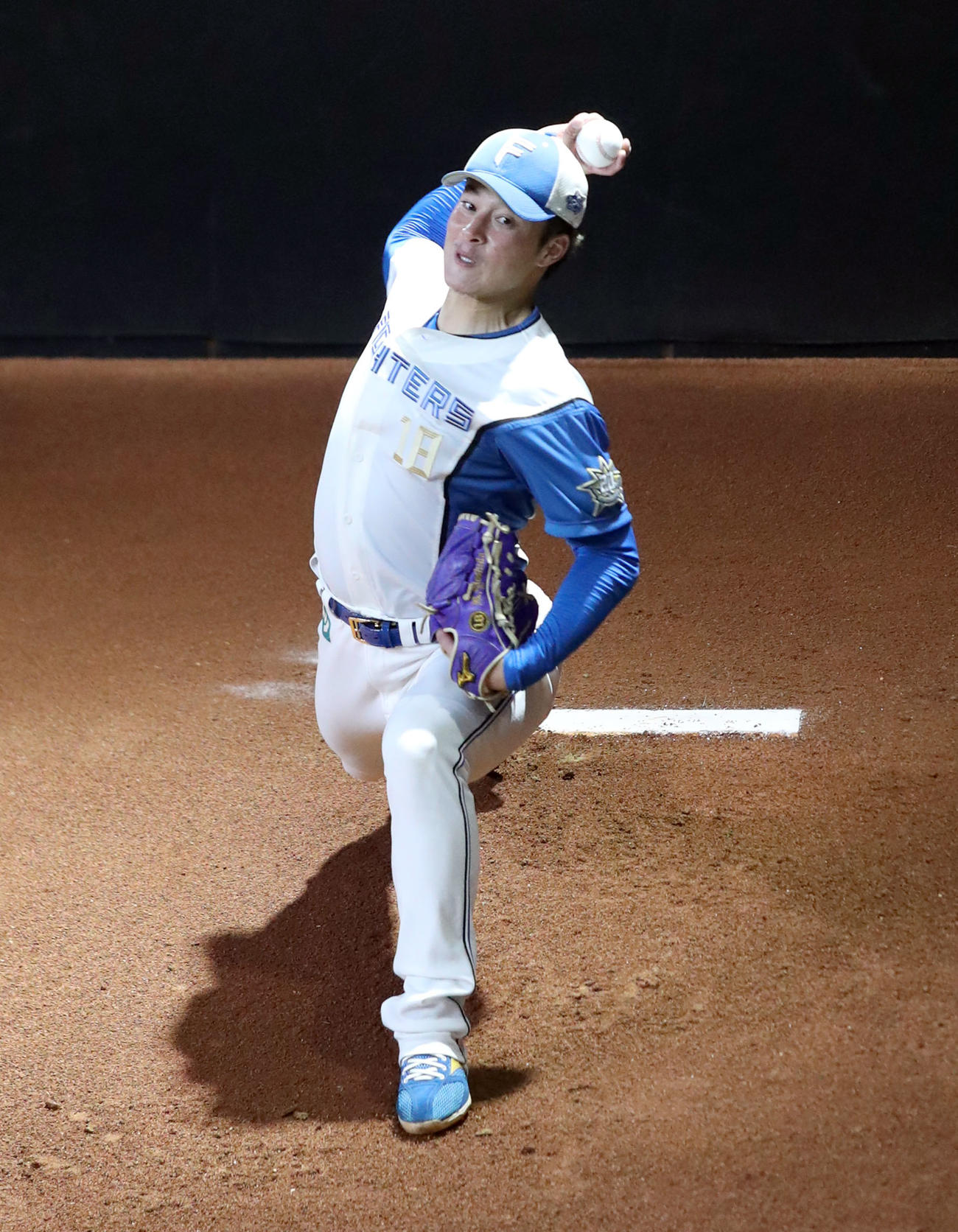 ブルペンで投球練習をする日本ハム吉田（撮影・佐藤翔太）