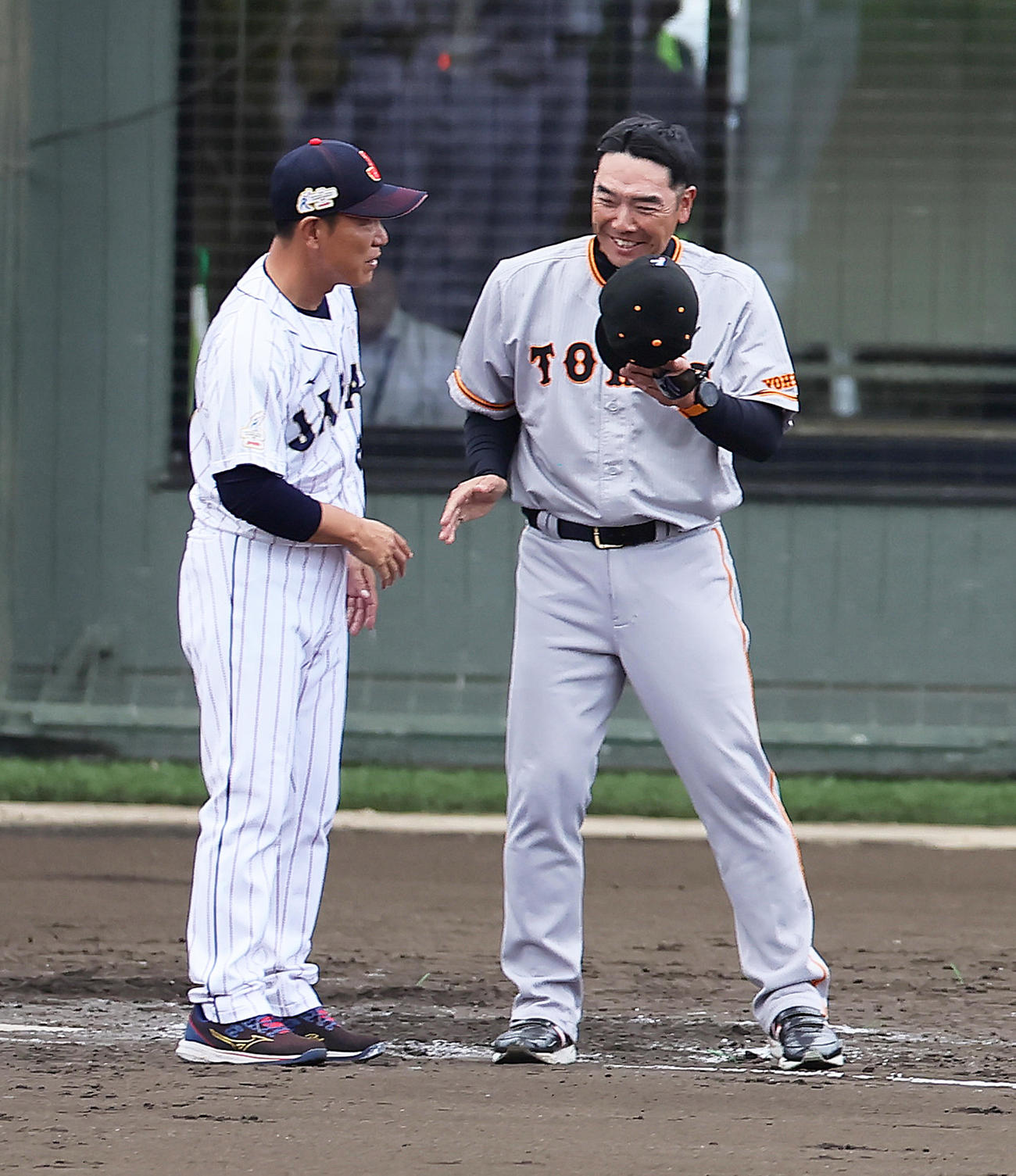 侍ジャパン対巨人　試合とタイブレーク練習を終え、笑顔で会話を交わす侍ジャパン井端監督（左）と巨人阿部監督（撮影・足立雅史）
