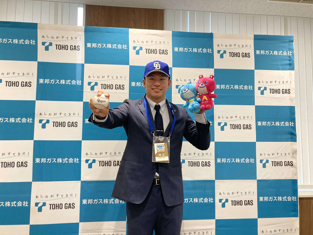 指名あいさつを受けたドラフト6位、東邦ガス加藤竜馬投手