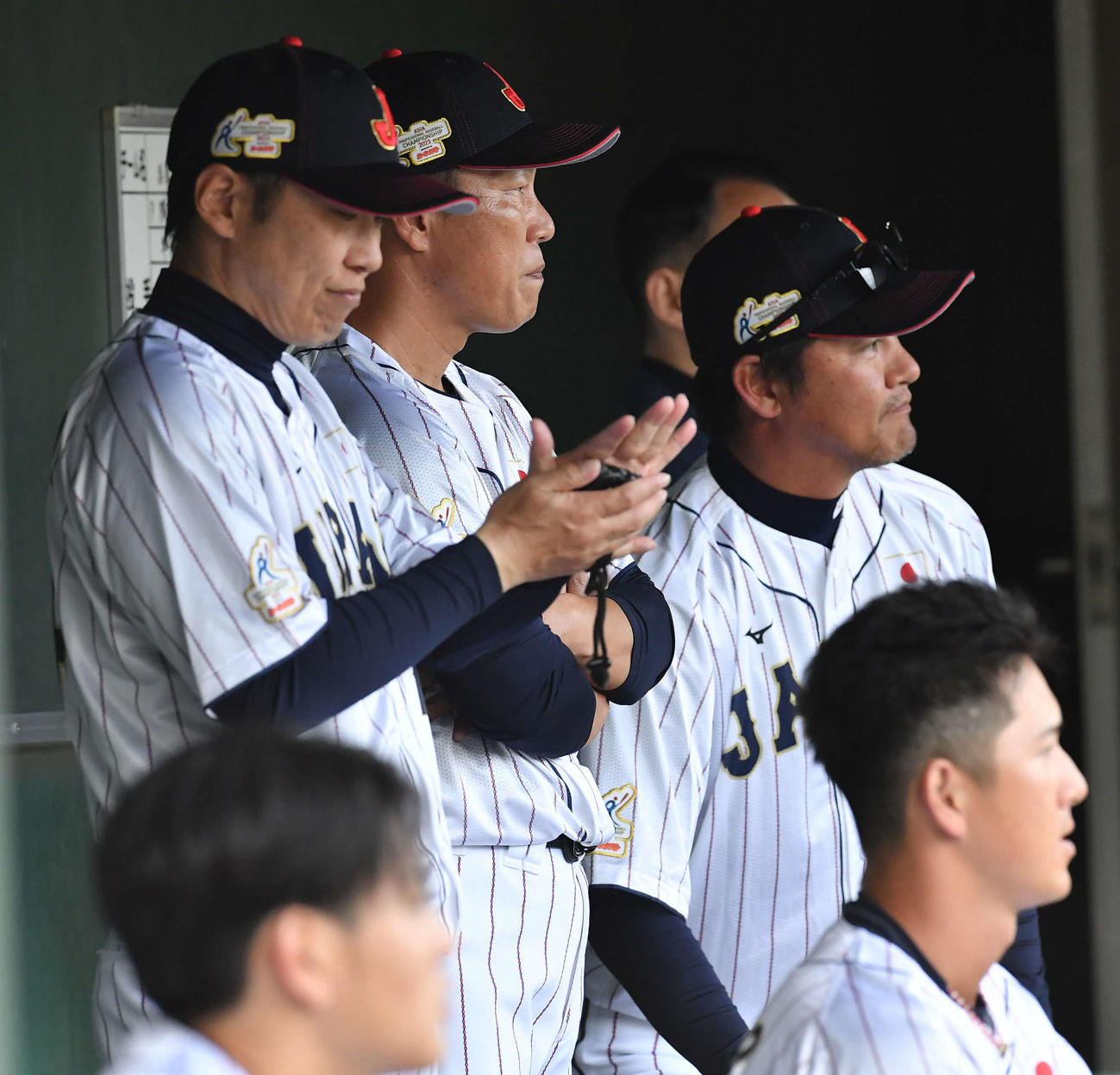 侍ジャパン対巨人　タイブレーク練習の10回表侍ジャパン無死一、二塁、代打の石橋が見逃し三振に倒れ、厳しい表情を見せる井端監督（左から2人目）とコーチ陣（撮影・岩下翔太）