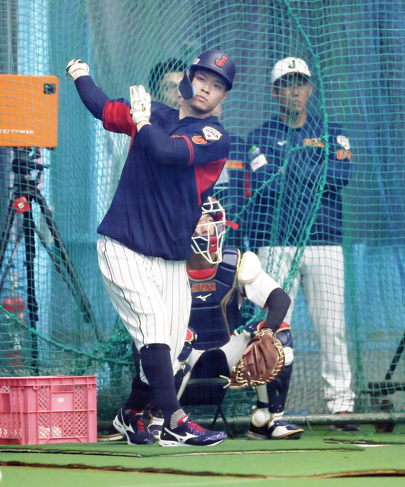 チームに合流し、室内で打撃練習する佐藤輝。後方は井端監督（撮影・足立雅史）