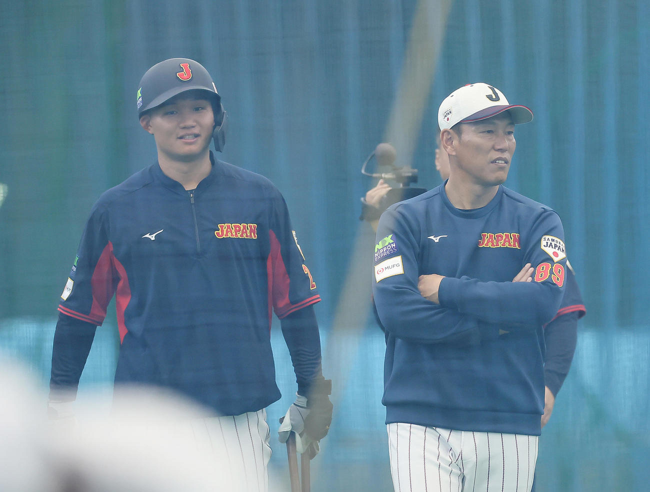 チームに合流した森下（左）は井端監督と会話を交わす（撮影・足立雅史）