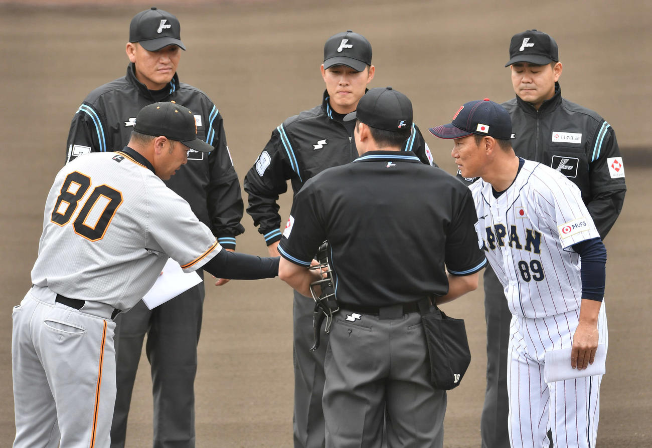 侍ジャパン対巨人　試合前、メンバー表を交換し、巨人阿部監督（左）と握手を交わす侍ジャパン井端監督（撮影・岩下翔太）