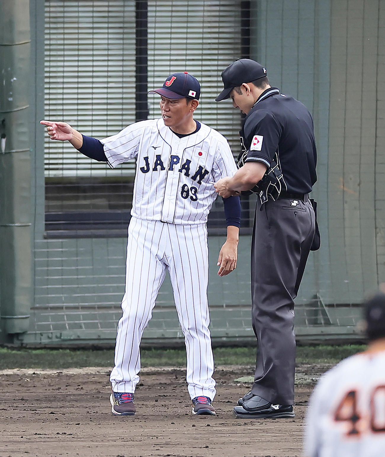 侍ジャパン対巨人　選手交代を告げる侍ジャパン井端監督（撮影・足立雅史）