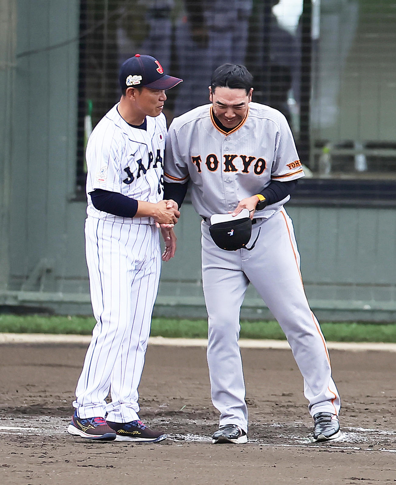 侍ジャパン対巨人　試合とタイブレーク練習を終え、握手を交わす侍ジャパン井端監督（左）と巨人阿部監督（撮影・足立雅史）