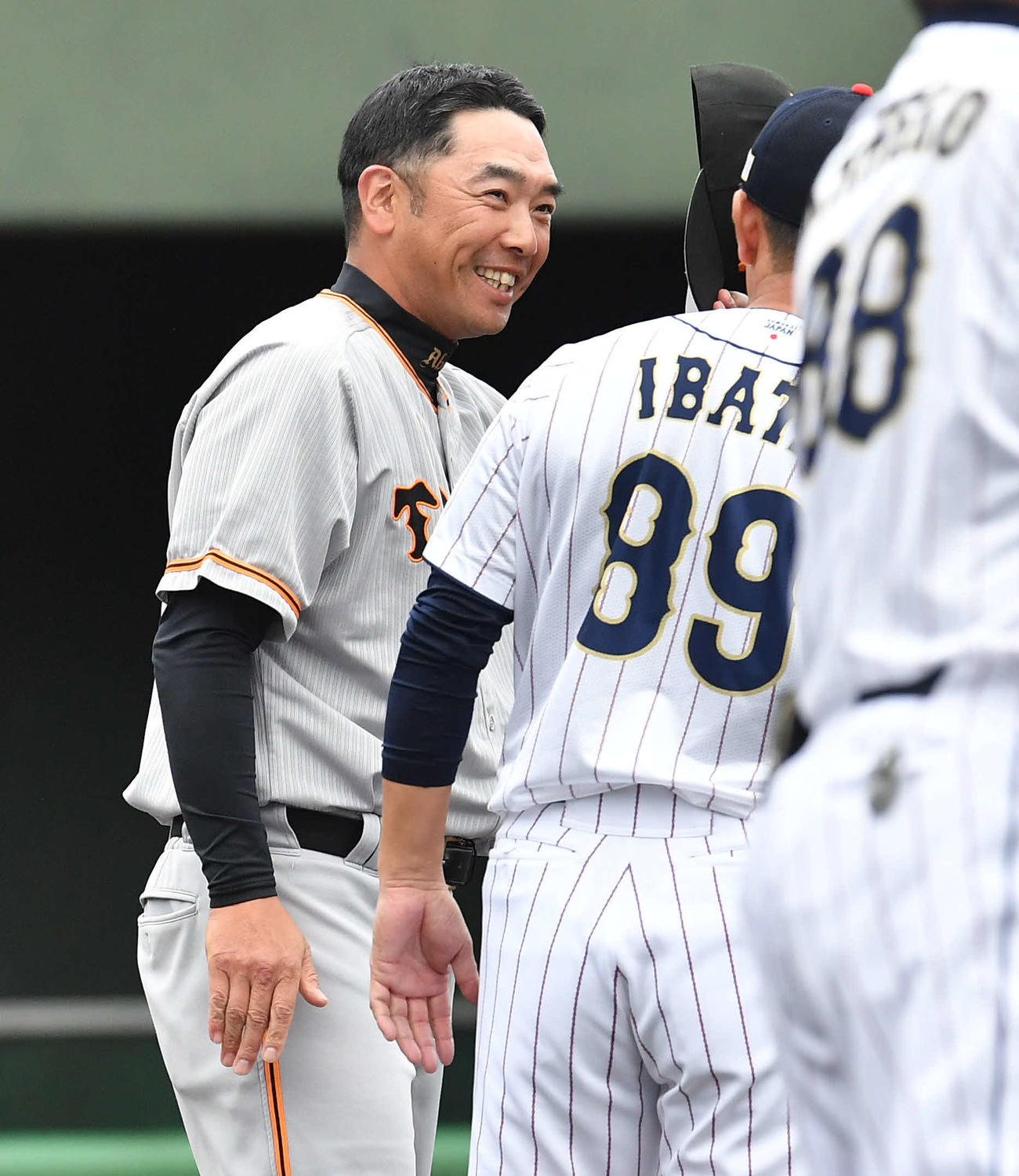 侍ジャパン対巨人　試合後、侍ジャパン井端監督（右）と笑顔で話す巨人阿部監督（撮影・岩下翔太）
