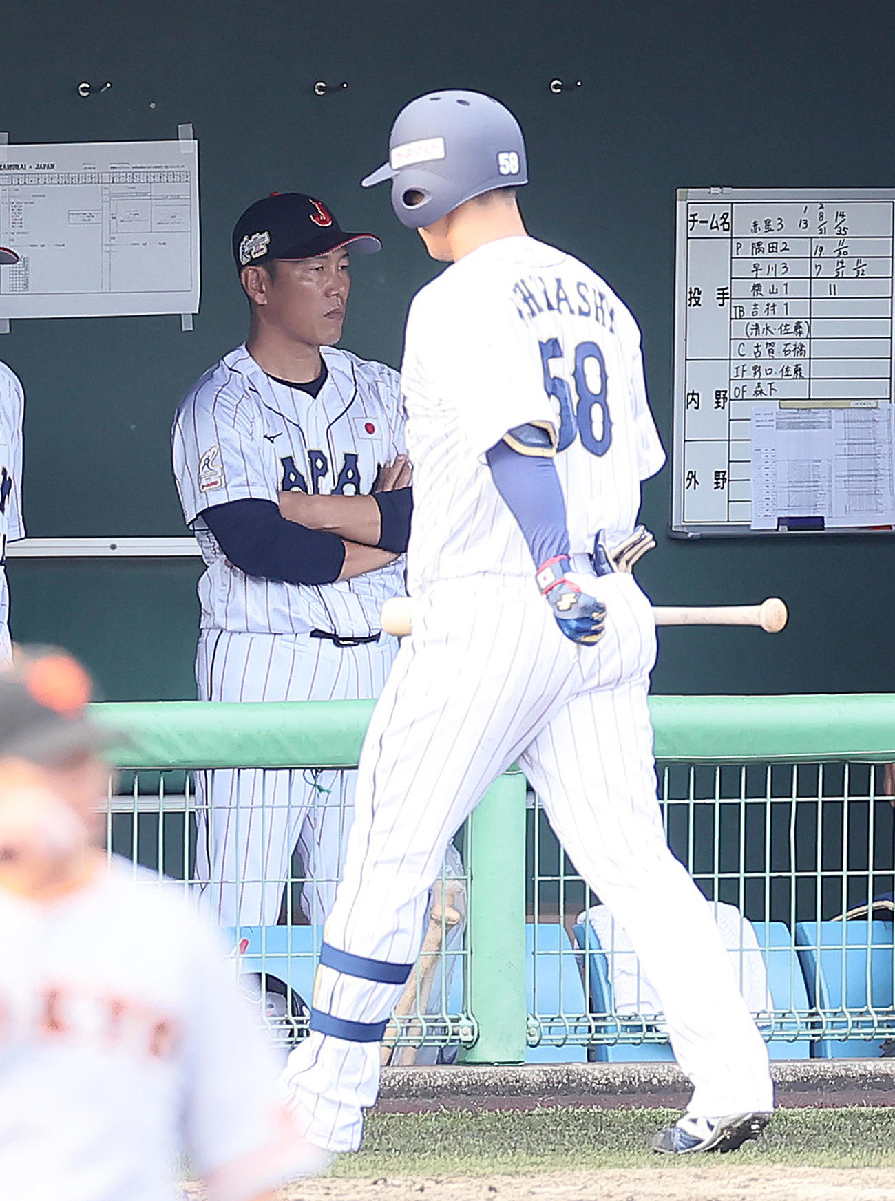 侍ジャパン対巨人　タイブレーク練習の10回表侍ジャパン無死一、二塁、石橋（右）がバントに失敗し三振に倒れ、厳しい表情を見せる井端監督（撮影・足立雅史）