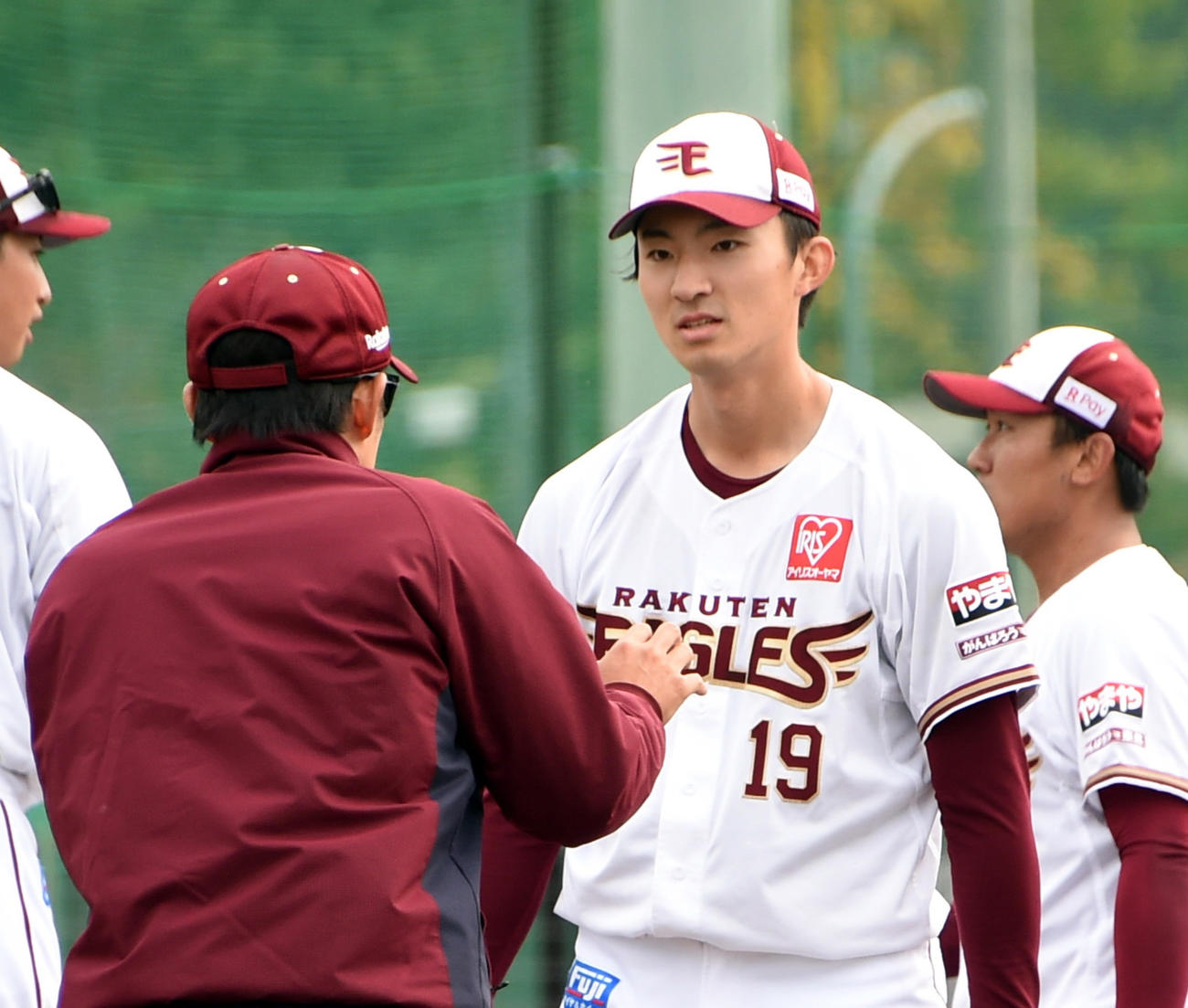 今江監督（手前）からアドバイスを受ける荘司（撮影・山田愛斗）