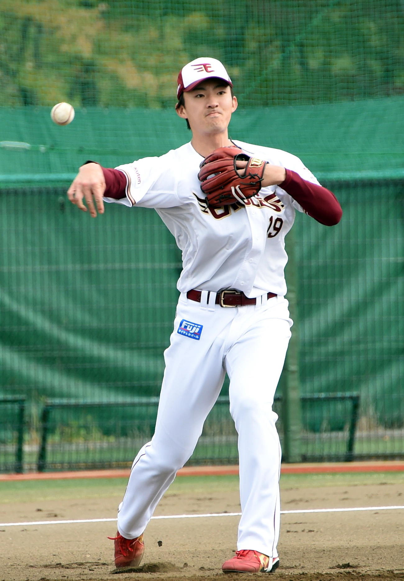 送球練習する楽天荘司（撮影・山田愛斗）