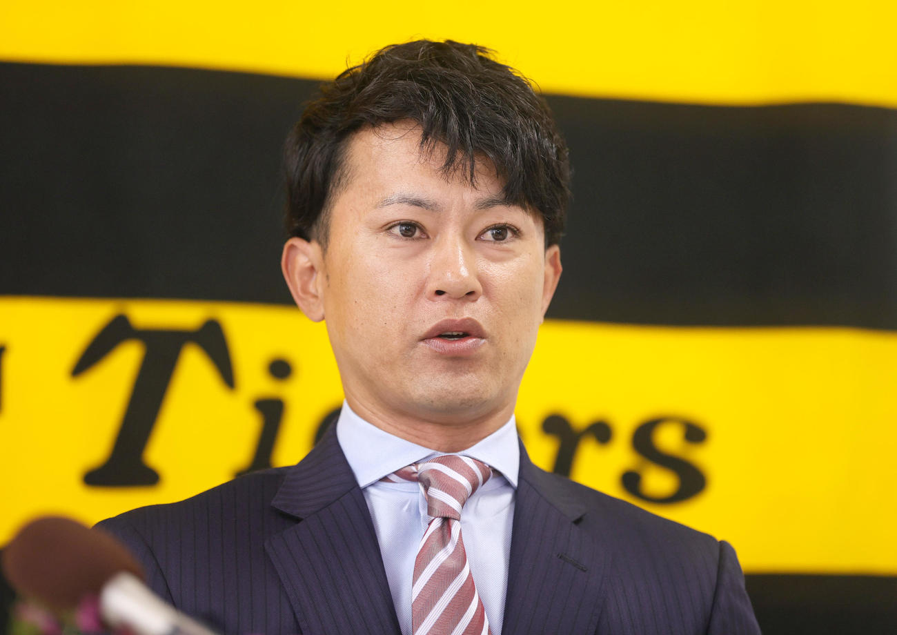 阪神コーチ就任会見で話す上本氏（2023年10月25日撮影）