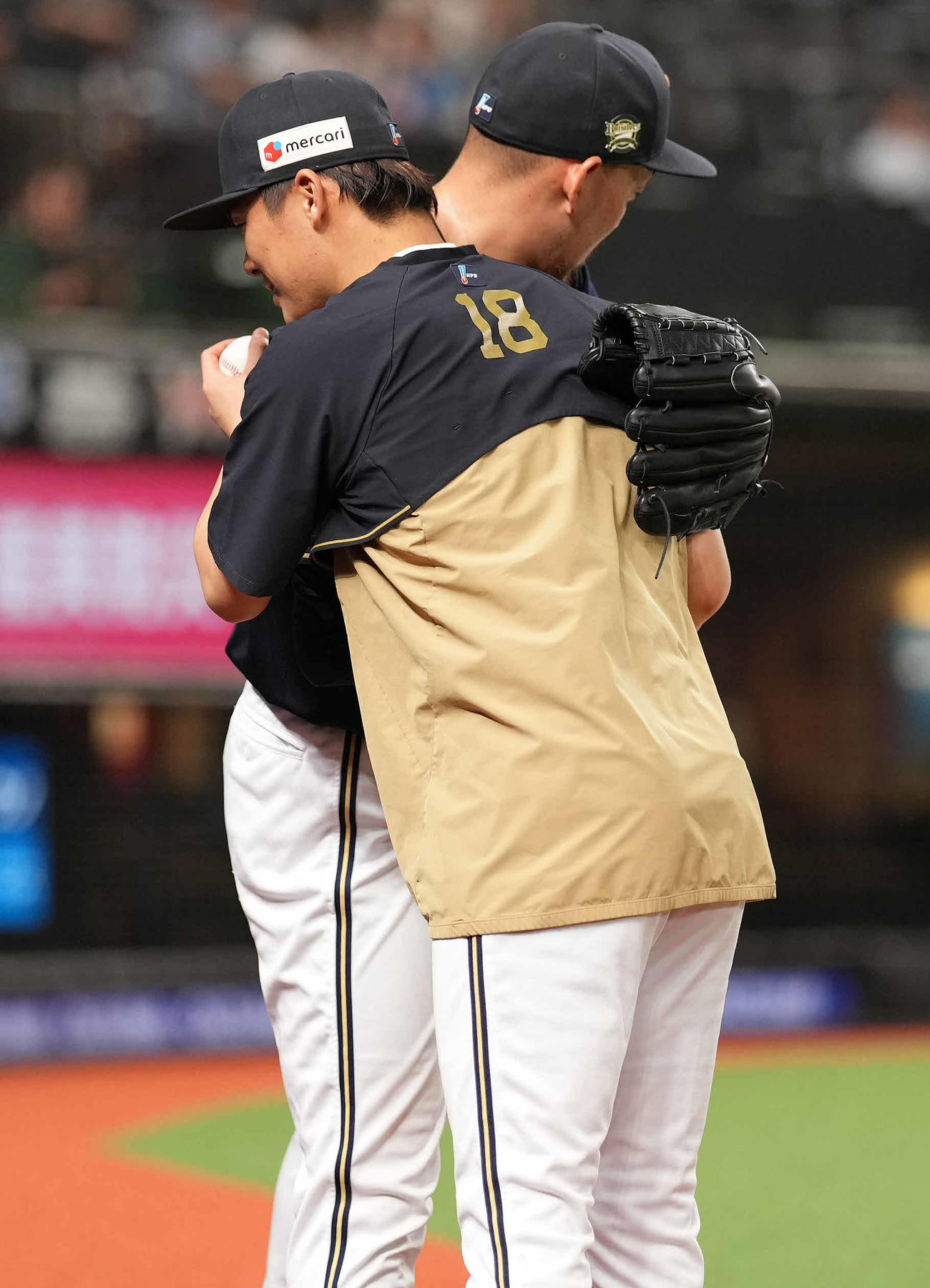 西武対オリックス　7回無失点で12勝目のオリックス山本（手前）は平野佳からウイニングボールを受け取りハグ（2023年8月23日撮影）