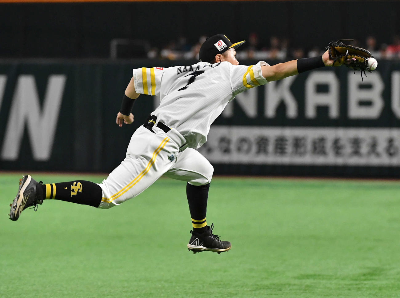 ソフトバンク対西武　9回表西武1死、愛斗の飛球をミットの先で好捕する中村晃（2023年5月19日撮影）