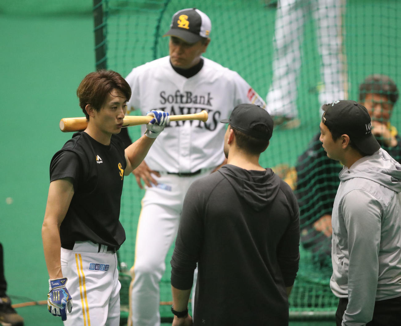 ドライブライン測定の結果を受けフォーム等のチェックをする周東ら（撮影・梅根麻紀）