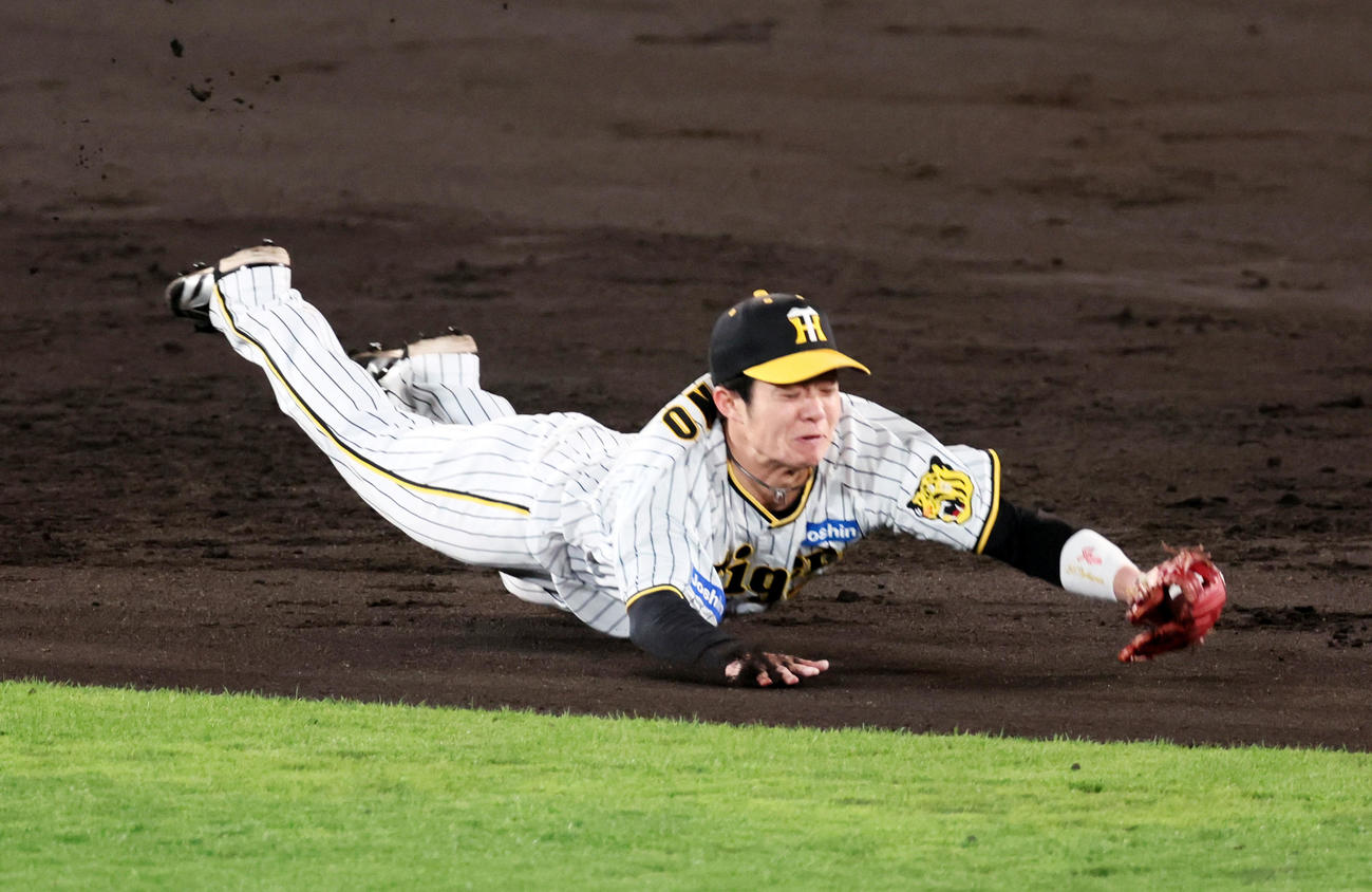 5月2日、中日戦の5回、アルモンテの二ゴロを好捕する阪神中野