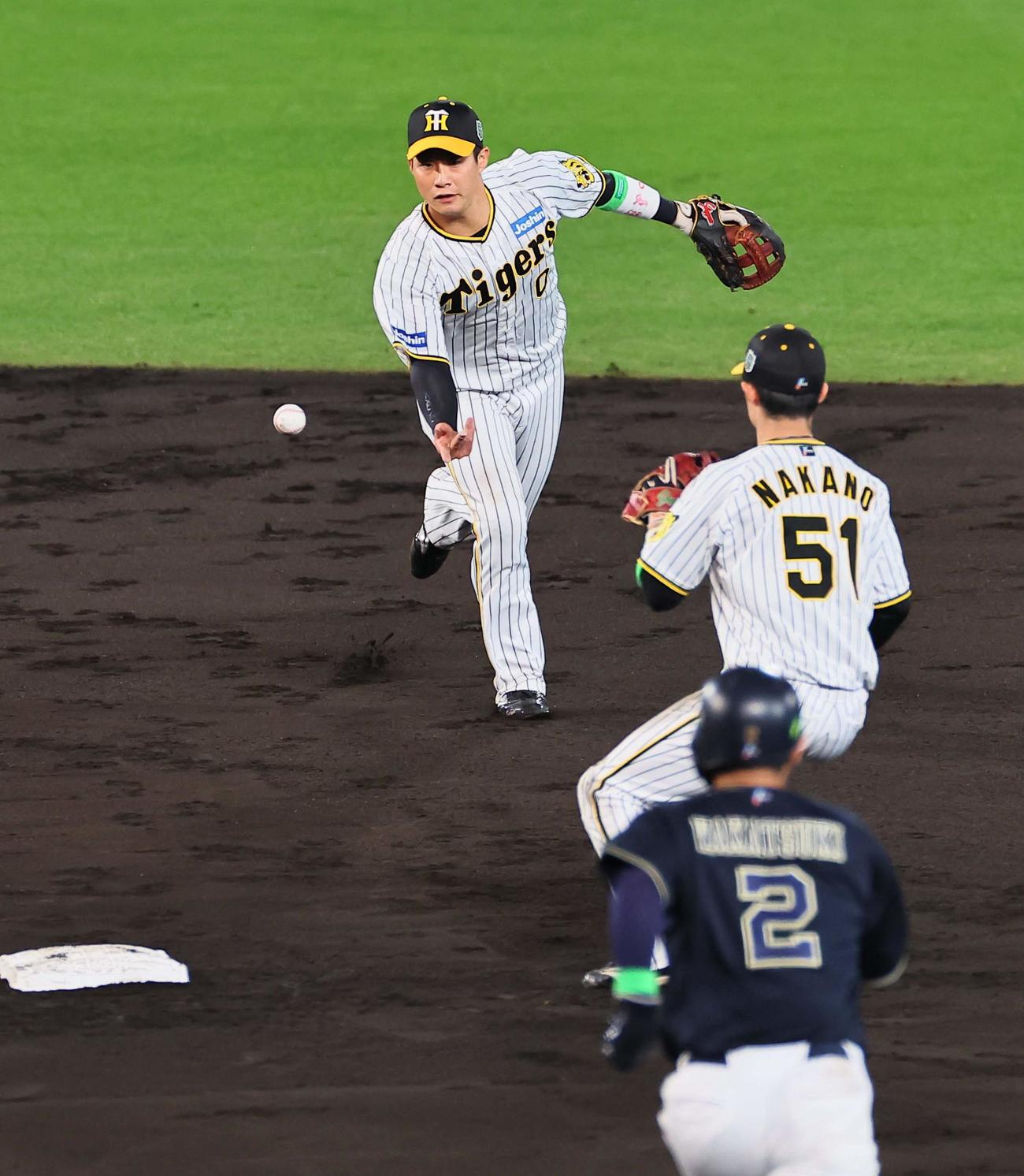 10月31日、オリックス戦の5回、阪神木浪と中野（中央）は広岡の打球で併殺を狙う
