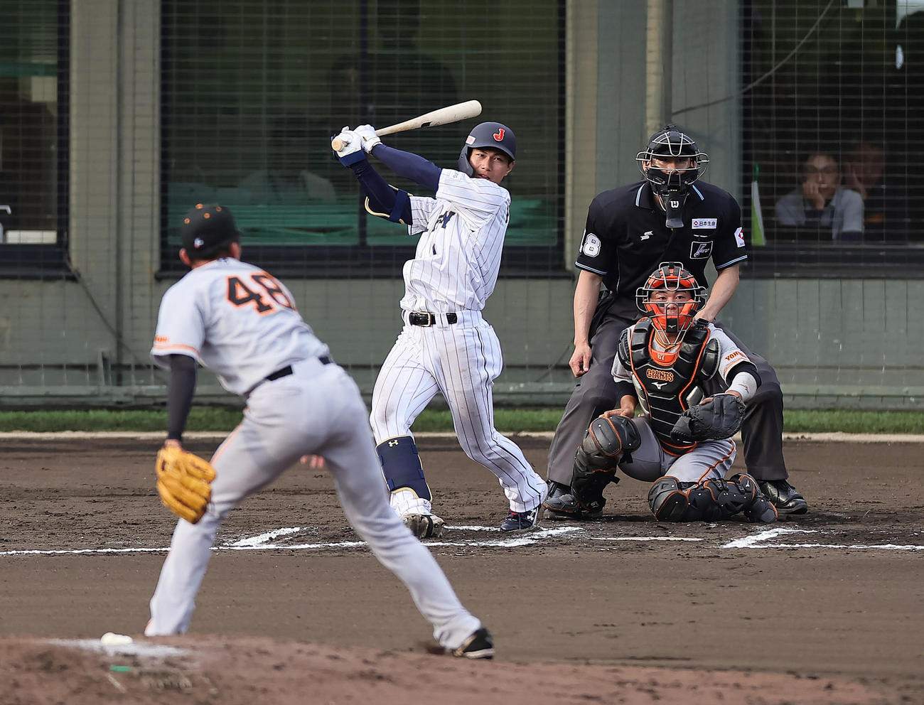侍ジャパン対巨人　タイブレーク練習の10回表侍ジャパン1死一、二塁、藤原は左前打を放つ。投手田中千（撮影・足立雅史）