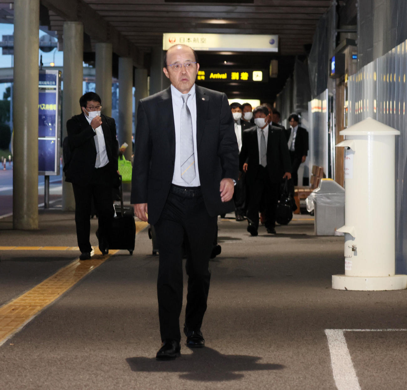 秋季キャンプのため高知入りした岡田監督ら阪神コーチ陣（撮影・加藤哉）