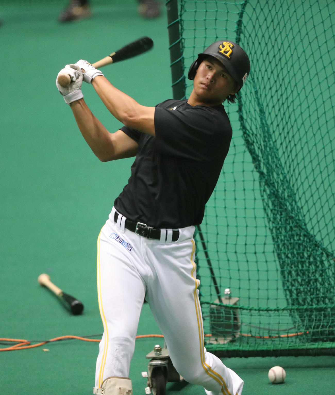 ドライブライン測定の結果を受けフォーム等のチェックをする笹川（撮影・梅根麻紀）