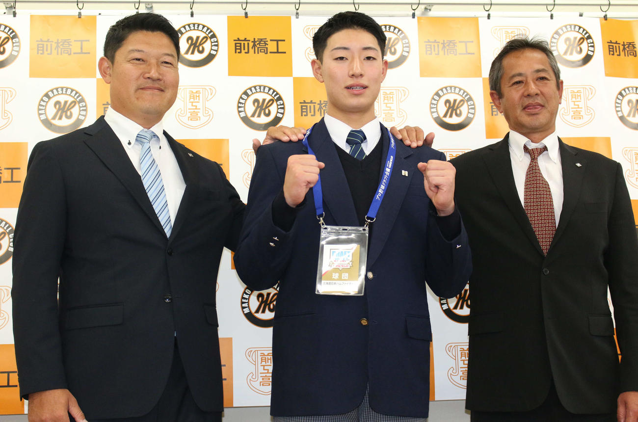 日本ハム山本アマスカウトグループ長（左）と高橋スカウト（右）から指名あいさつを受けたドラフト5位の前橋工・星野ひので（撮影・木下大輔）