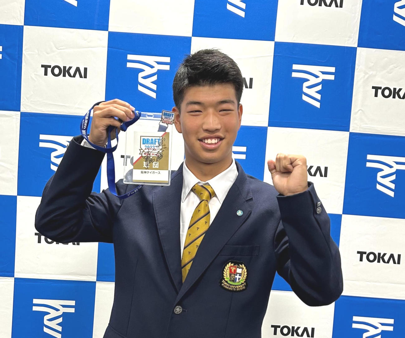 指名あいさつを受けた阪神ドラフト4位の東海大熊本星翔・百崎（撮影・佐藤究）