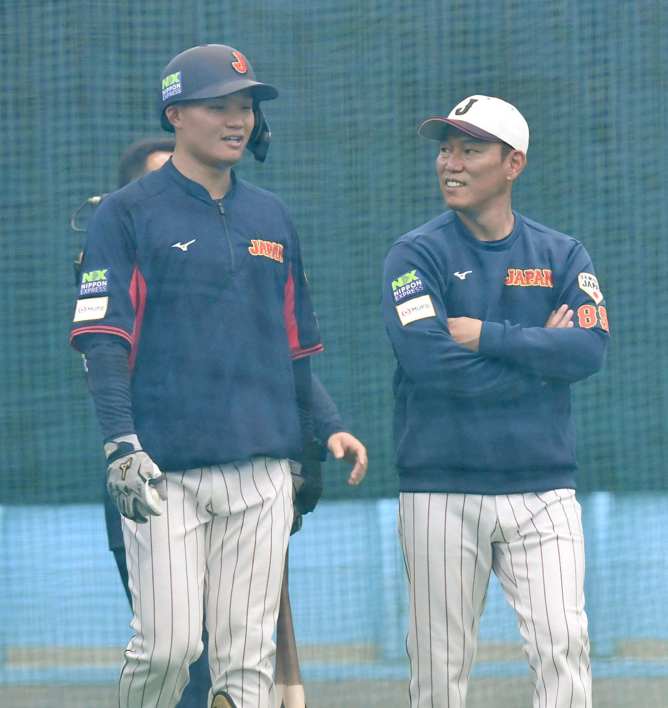 フリー打撃を終えた森下（左）は井端監督と話し合う（撮影・岩下翔太）
