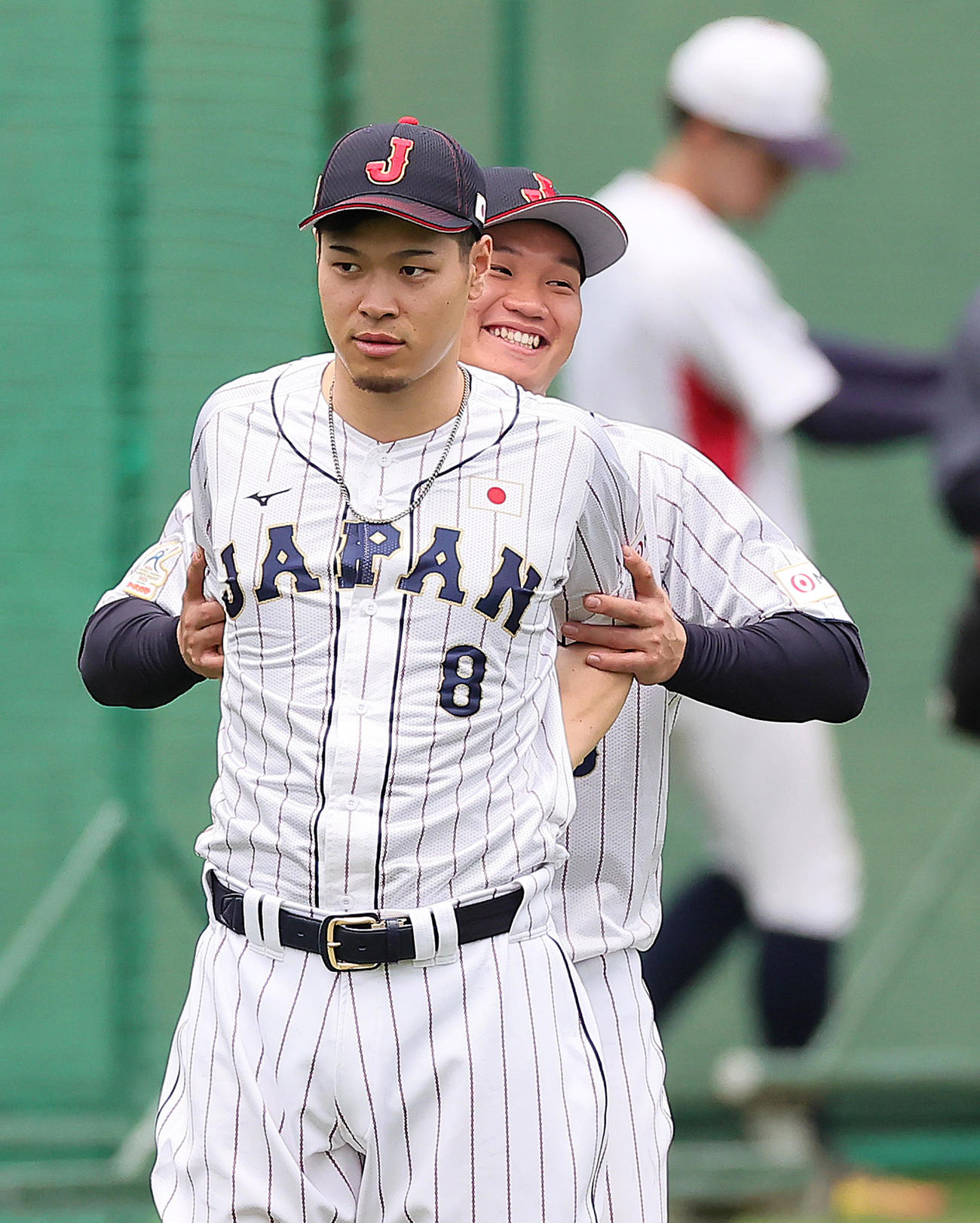 侍ジャパン対巨人　試合後、仲良くストレッチする佐藤輝（左）と森下（撮影・足立雅史）
