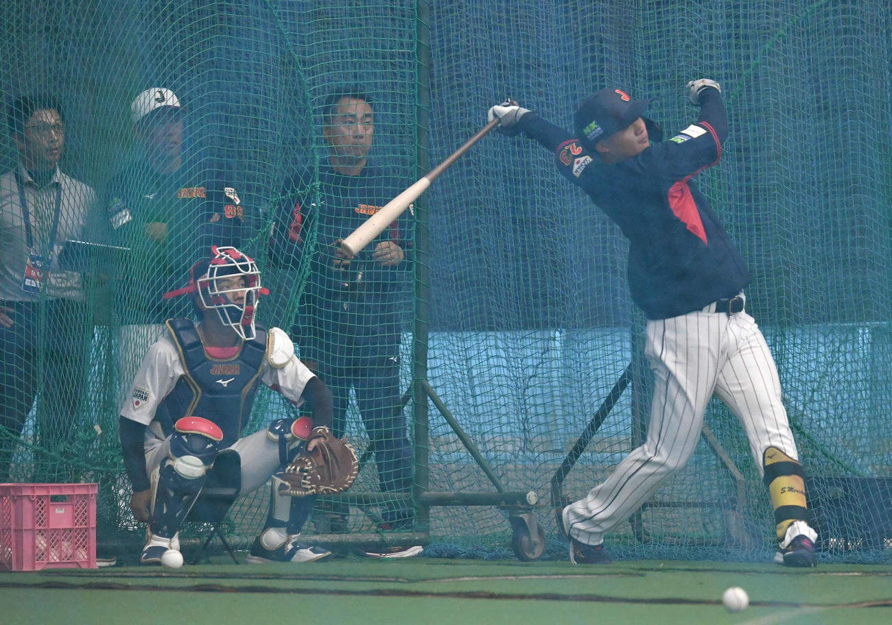 井端監督（左から2人目）が見守る前でフリー打撃を行う森下（撮影・岩下翔太）
