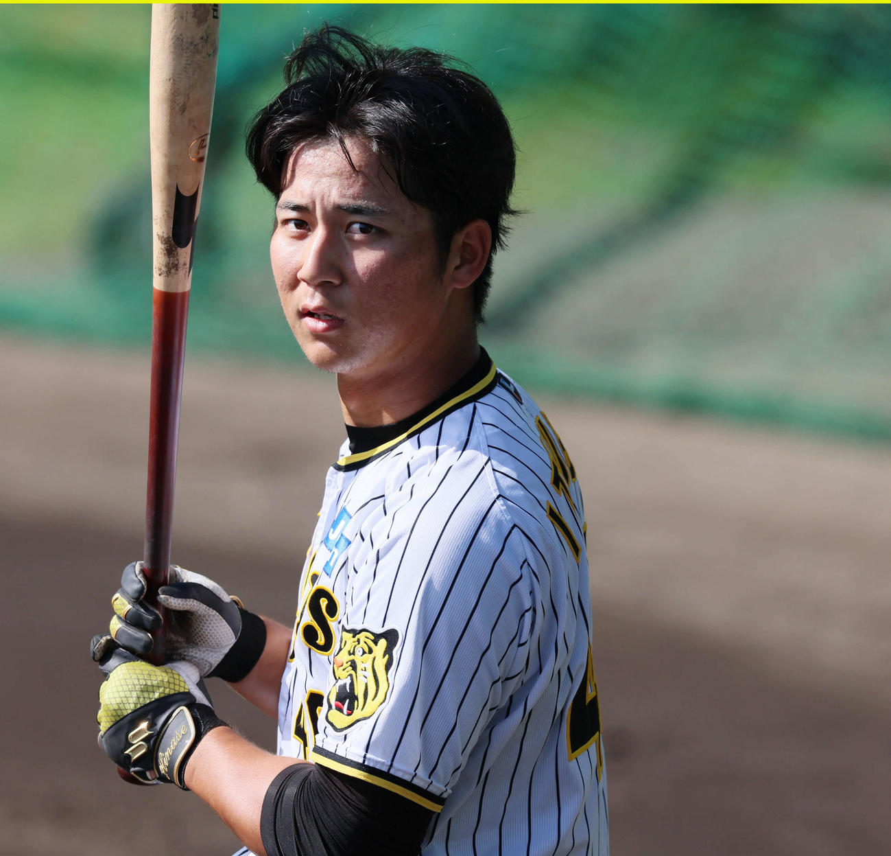 8日、ロングティー打撃を行う井坪
