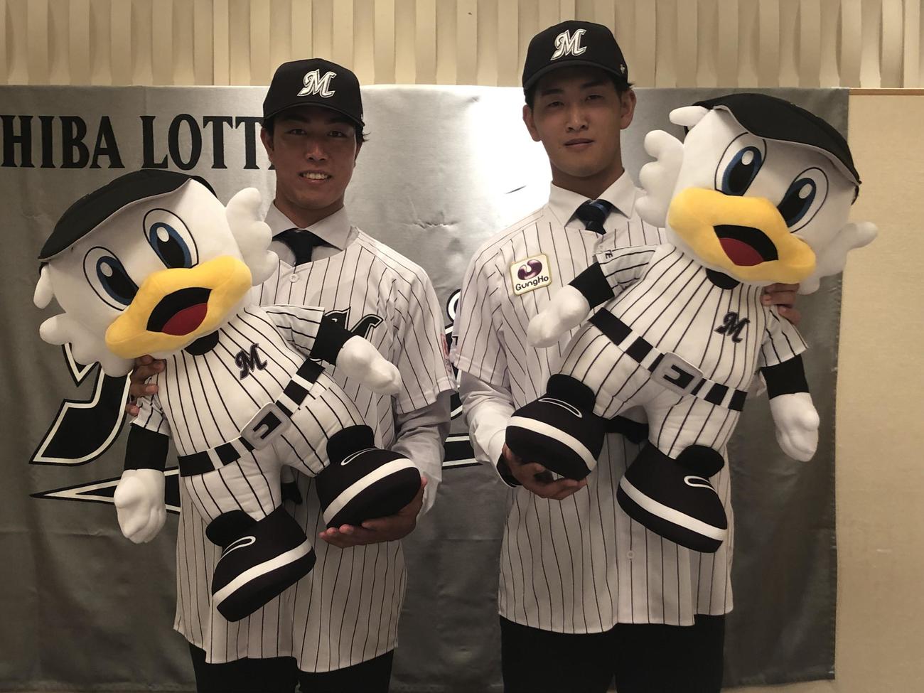 仮契約を行った、BC富山・大谷（左）とBC富山・高野（球団提供）
