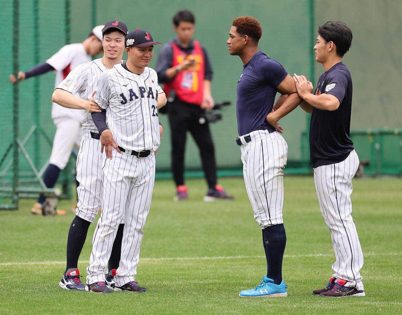 侍ジャパン対巨人　試合後、ストレッチする、左から佐藤輝、森下、万波、野村（撮影・足立雅史）