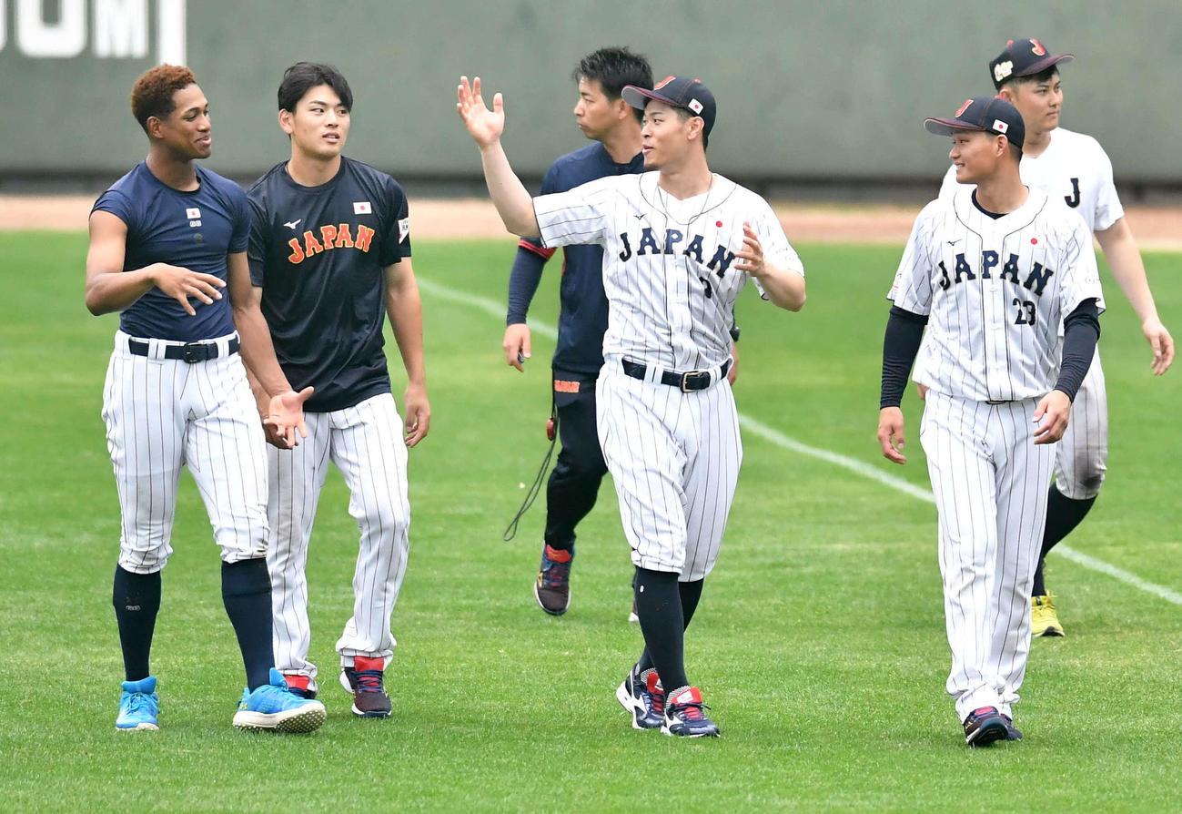 侍ジャパン対巨人　試合後のクールダウンを終え、万波（左端）、野村（左から2人目）と談笑する佐藤輝と森下（撮影・岩下翔太）