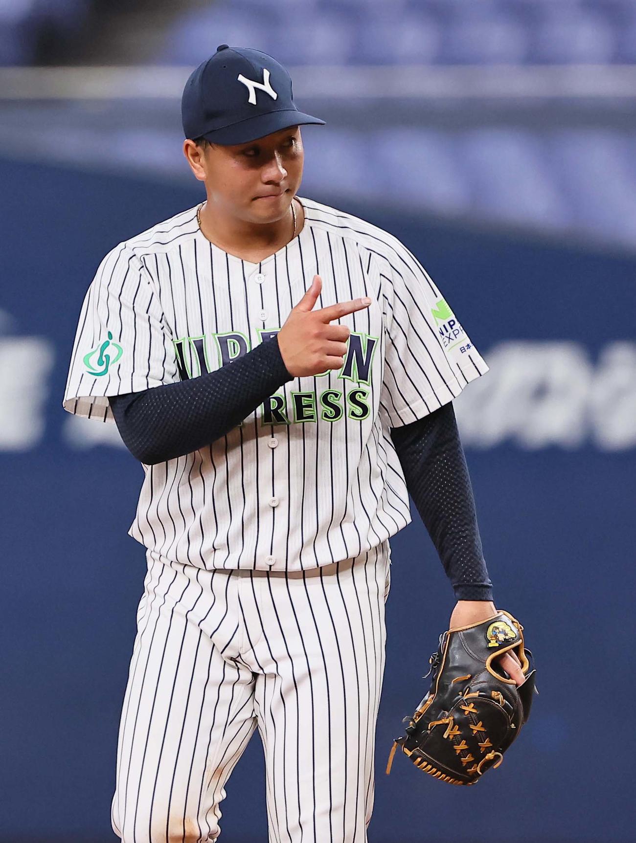 日本通運対ヤマハ　好投する日本通運先発の古田島は捕手木南を指さす（撮影・上田博志）