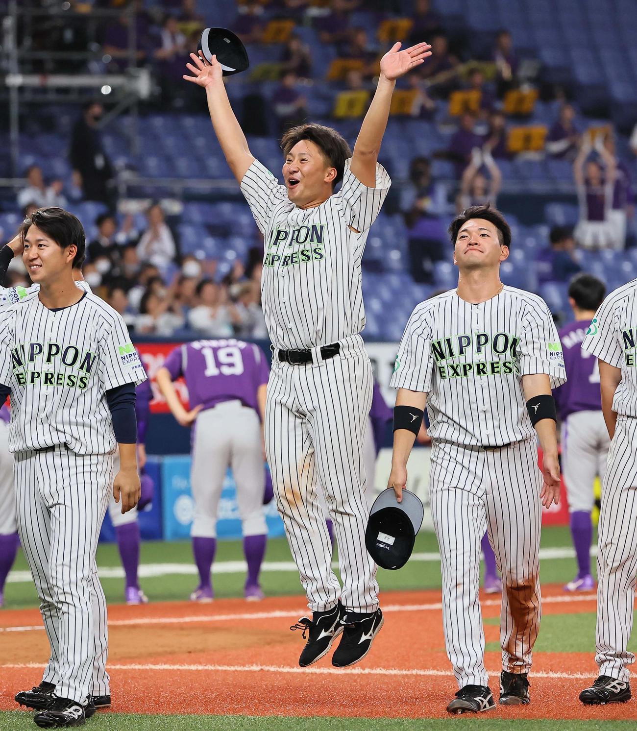 ヤマハに勝利した日本通運・古田島（中央）ジャンプして喜ぶ（撮影・上田博志）
