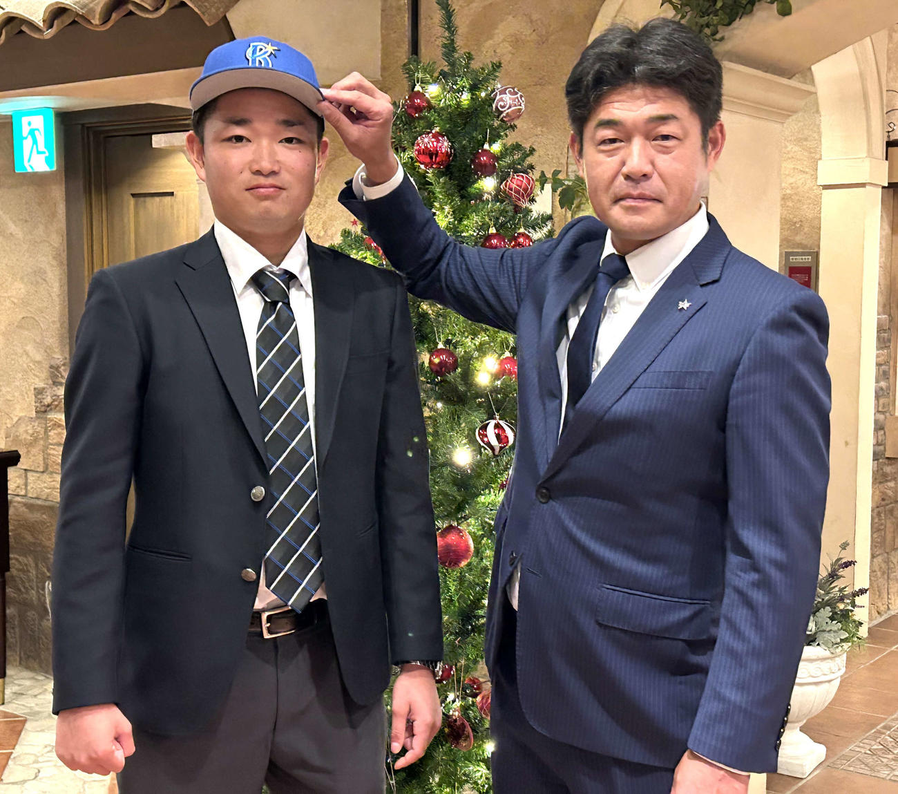 DeNAと仮契約を結んだ中大・石田（左）（撮影・黒須亮）