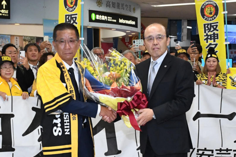高知龍馬空港での歓迎セレモニーで花束を受け取った阪神岡田監督（撮影・前岡正明）