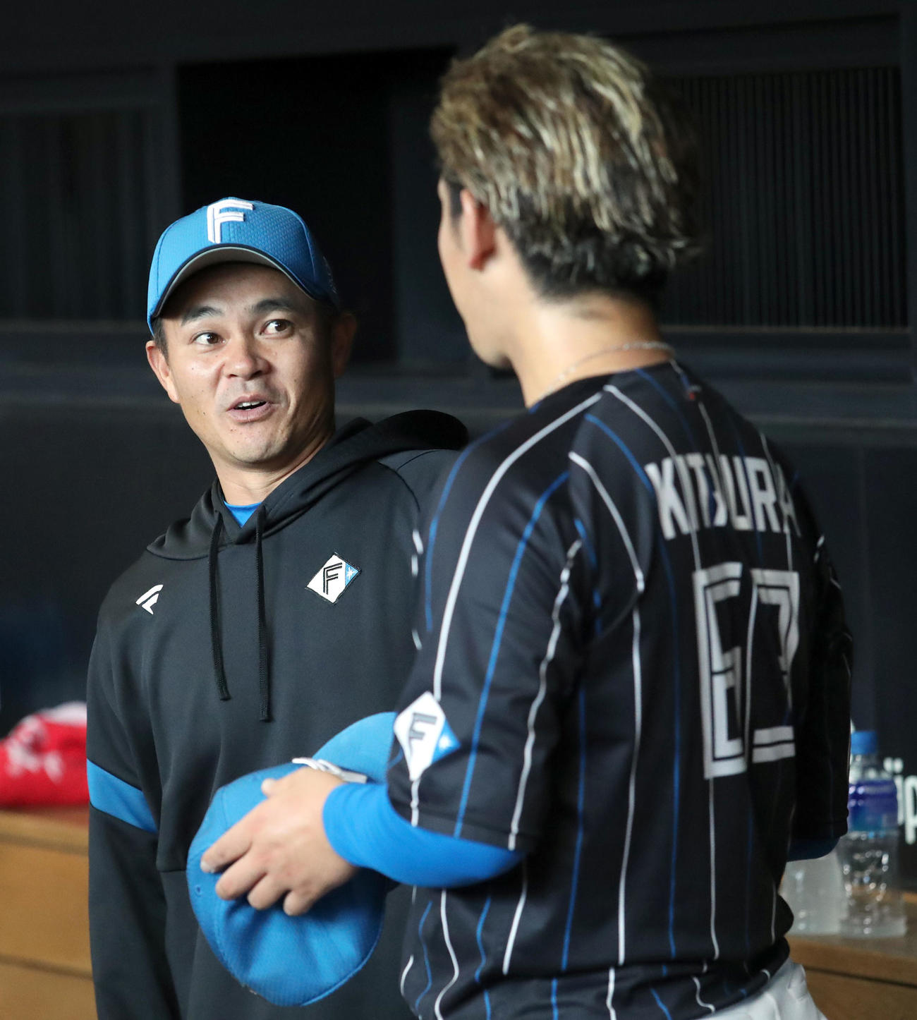 ベンチで会話する日本ハム武田コーチ（左）と北浦（撮影・佐藤翔太）