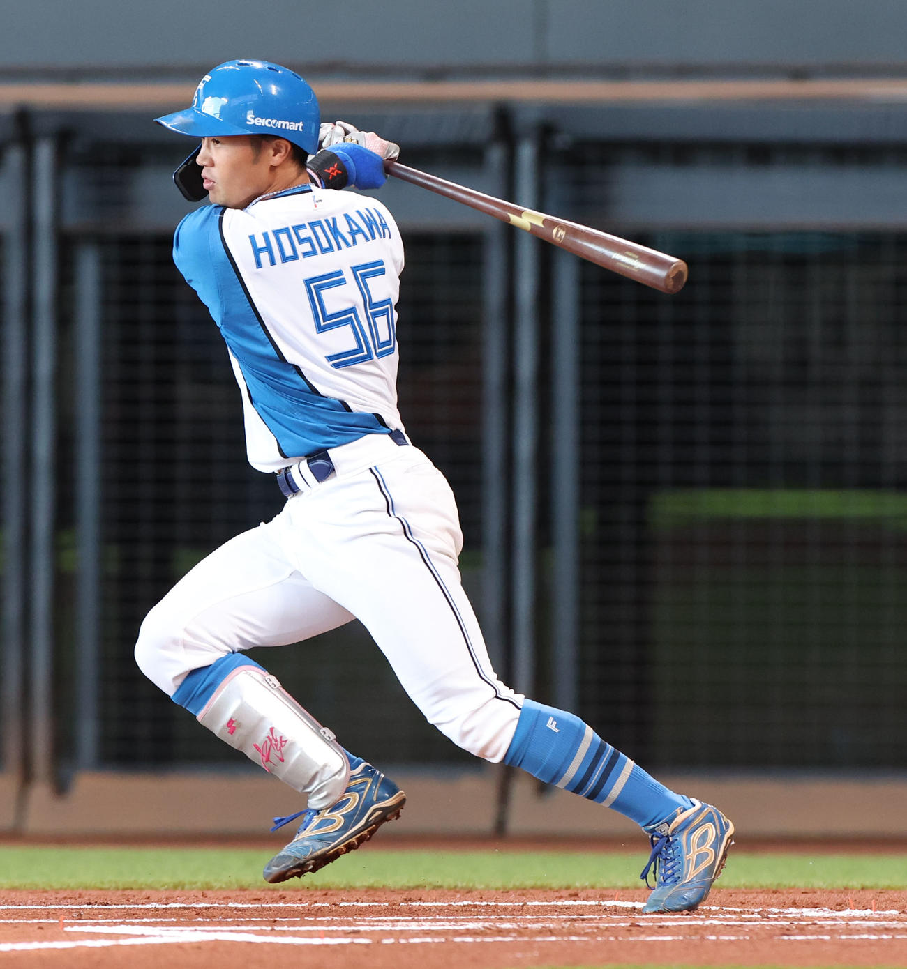 1回裏白組1死、細川は内野安打を放つ（撮影・佐藤翔太）