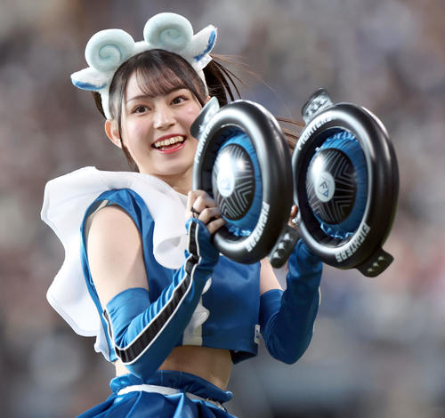 紅白戦で「ジンギスカンダンス」を披露するファイターズガールの橋本莉々花(撮影・佐藤翔太)