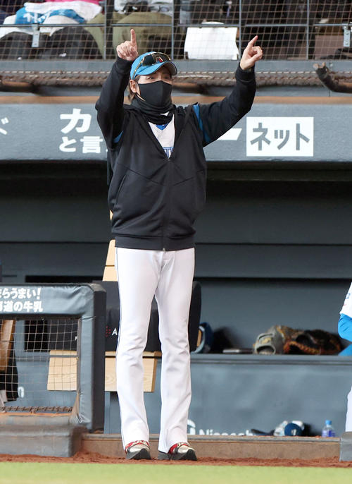 3回表紅組2死三塁、三走江越の本塁生還の判定に対してリプレー検証を要求する新庄監督(撮影・佐藤翔太)