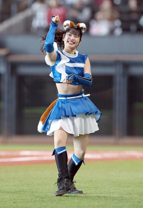 紅白戦で「きつねダンス」を披露するファイターズガールの滝谷美夢(撮影・佐藤翔太)
