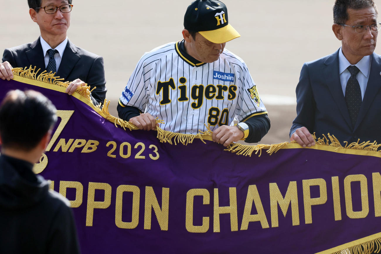 優勝報告セレモニー」で日本シリーズ優勝ペナン「トをのぞき込む岡田監督（撮影・加藤哉）