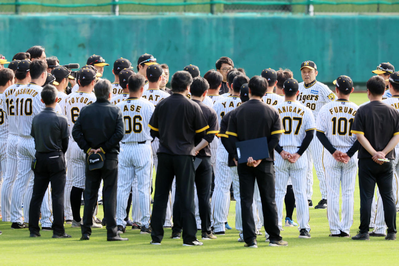 ナインに訓示する岡田監督（撮影・加藤哉）