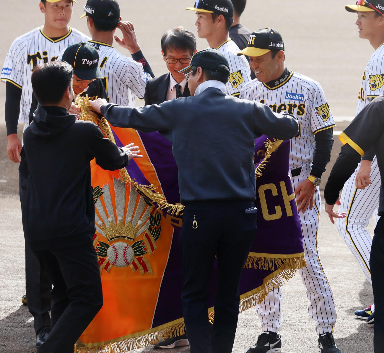 練習前、ペナントと記念写真を終え笑顔を見せる岡田監督（撮影・加藤哉）